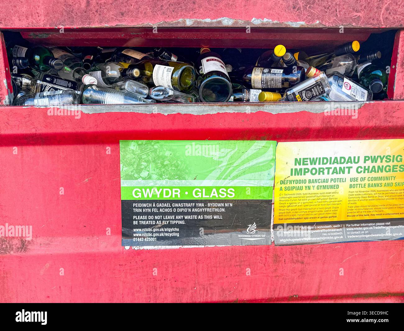 Pontypridd, Rhondda Cynon Taf, Galles, Regno Unito - 21 marzo 2026: Vista panoramica delle bottiglie vuote di vino e liquori in un contenitore di riciclaggio pieno. - Immagine stock catturata con smartphone
