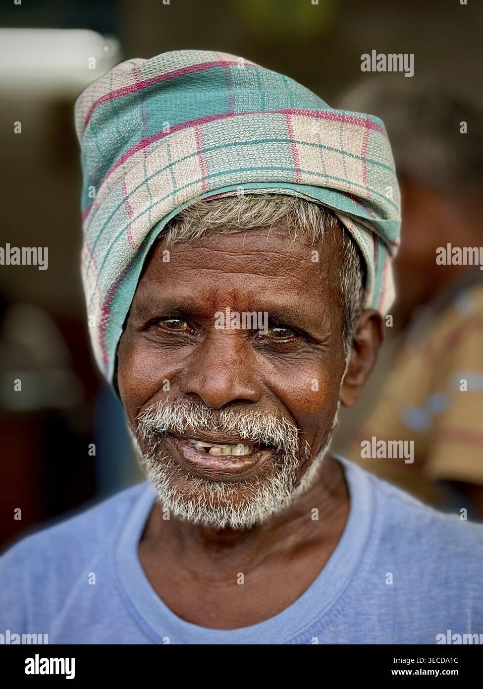 Un uomo anziano e amichevole sorridente con un velo colorato, India Foto Stock