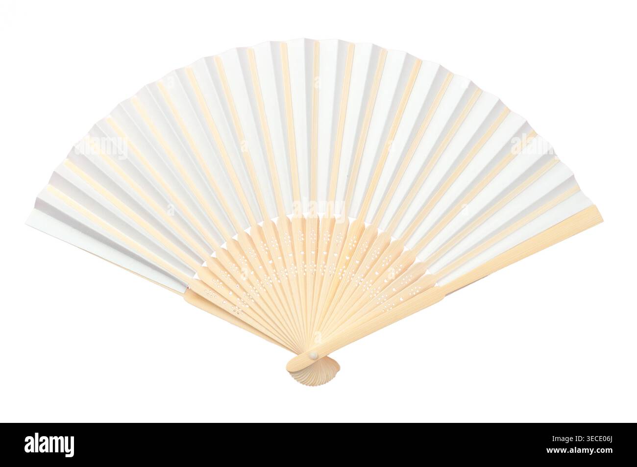 Ventola di bambù pieghevole su uno sfondo isolato. Ventola in bianco cinese o giapponese per sublimazione. Foto Stock