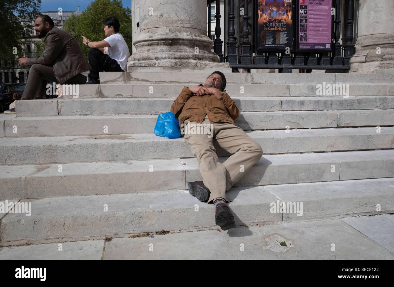 I turisti hanno un pomeriggio a knapp sui gradini della St Martin-in-the-Fields Church, la capitale, Londra, Inghilterra, Regno Unito Foto Stock