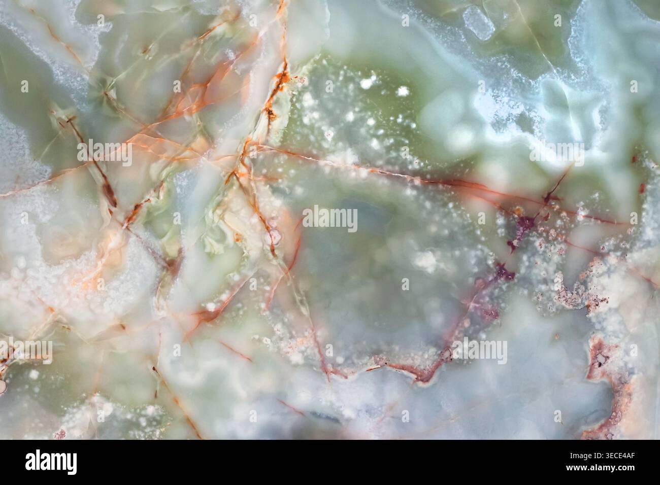 Foto macro frontale di una superficie in marmo onice verde lucido con venature intricate e cristalli di quarzo Foto Stock