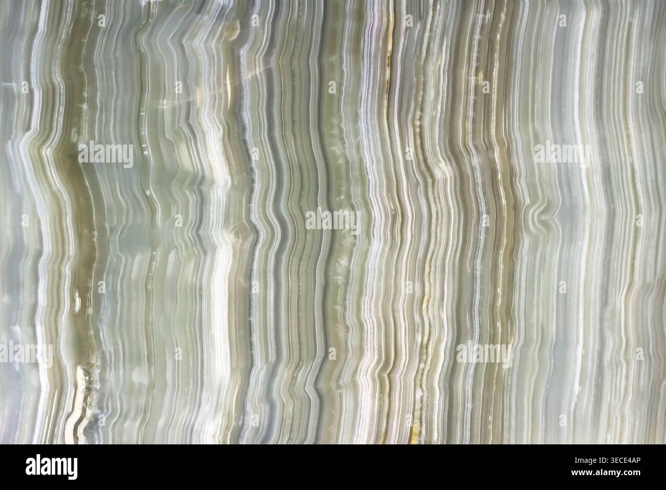 Vista frontale di un marmo onice verde lucido con strisce verticali parallele Foto Stock
