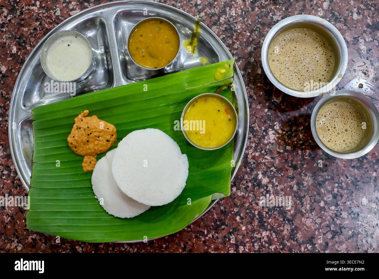 Un piatto di piatti tipici dell'India meridionale, due idlis serviti con chutney, sambhar e daal; al Saravana Lunch Home, Kanchipuram, Tamil Nadu, India meridionale Foto Stock