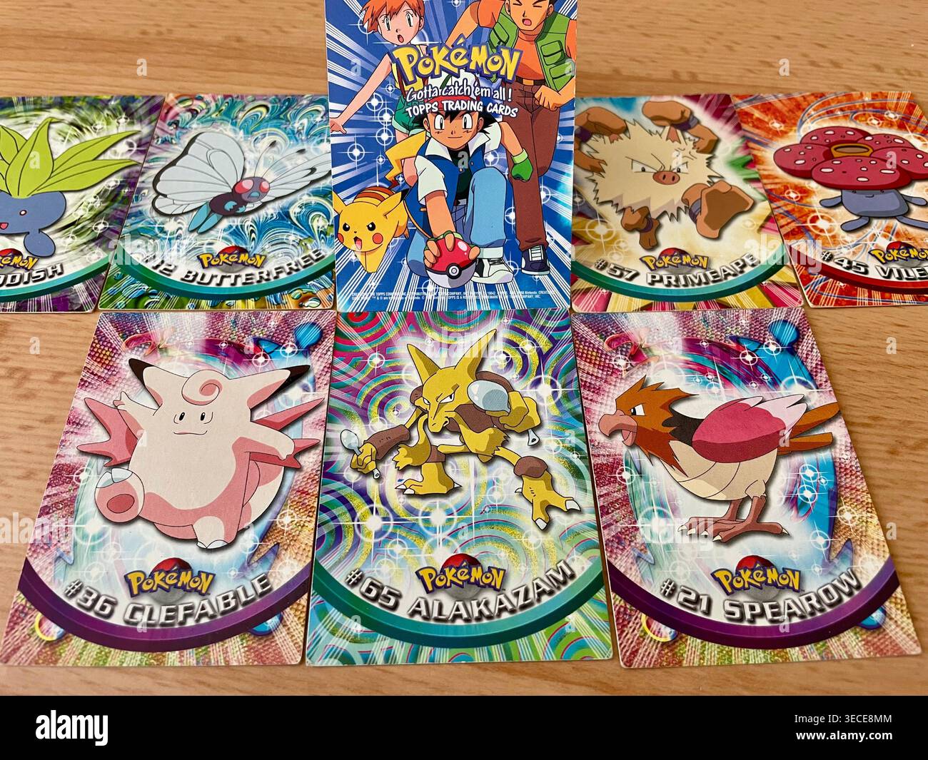 Carte collezionabili Pokémon Topps vintage 1999 della serie "il primo film" - Immagine stock catturata con smartphone