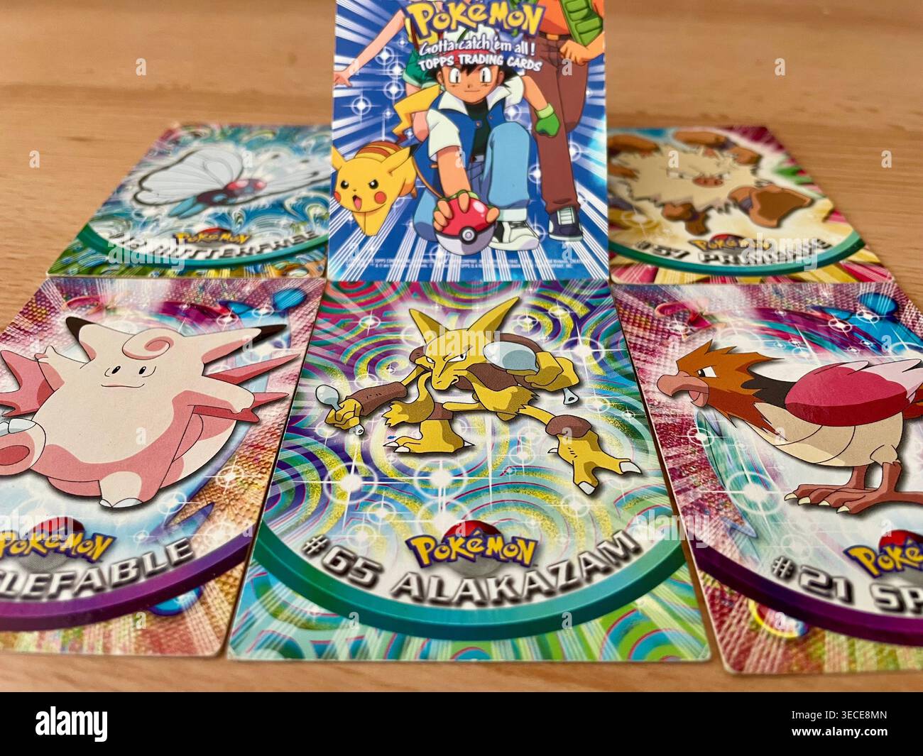 Carte collezionabili Pokémon Topps vintage 1999 della serie "il primo film" - Immagine stock catturata con smartphone