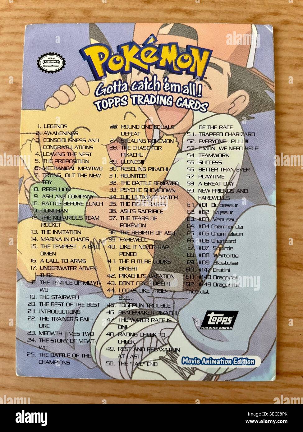 Carte collezionabili Pokémon Topps vintage 1999 della serie "il primo film" - Immagine stock catturata con smartphone