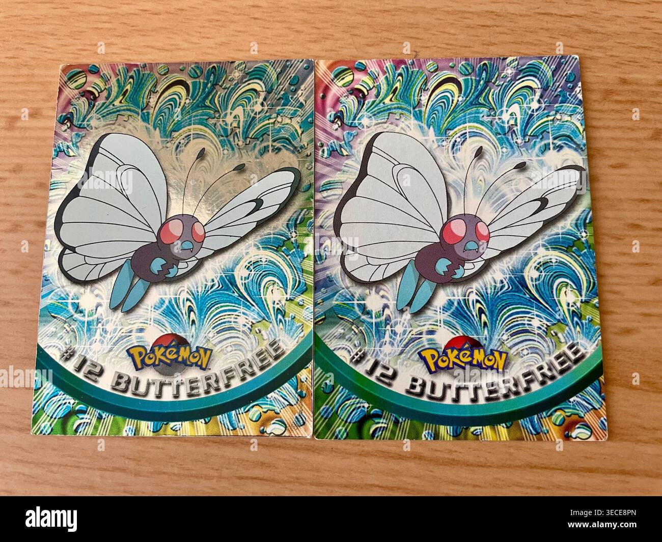 Carte collezionabili Pokémon Topps vintage 1999 della serie "il primo film" - Immagine stock catturata con smartphone