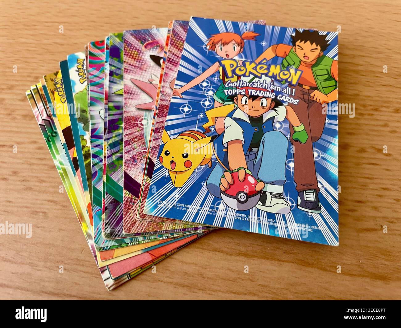 Carte collezionabili Pokémon Topps vintage 1999 della serie "il primo film" - Immagine stock catturata con smartphone
