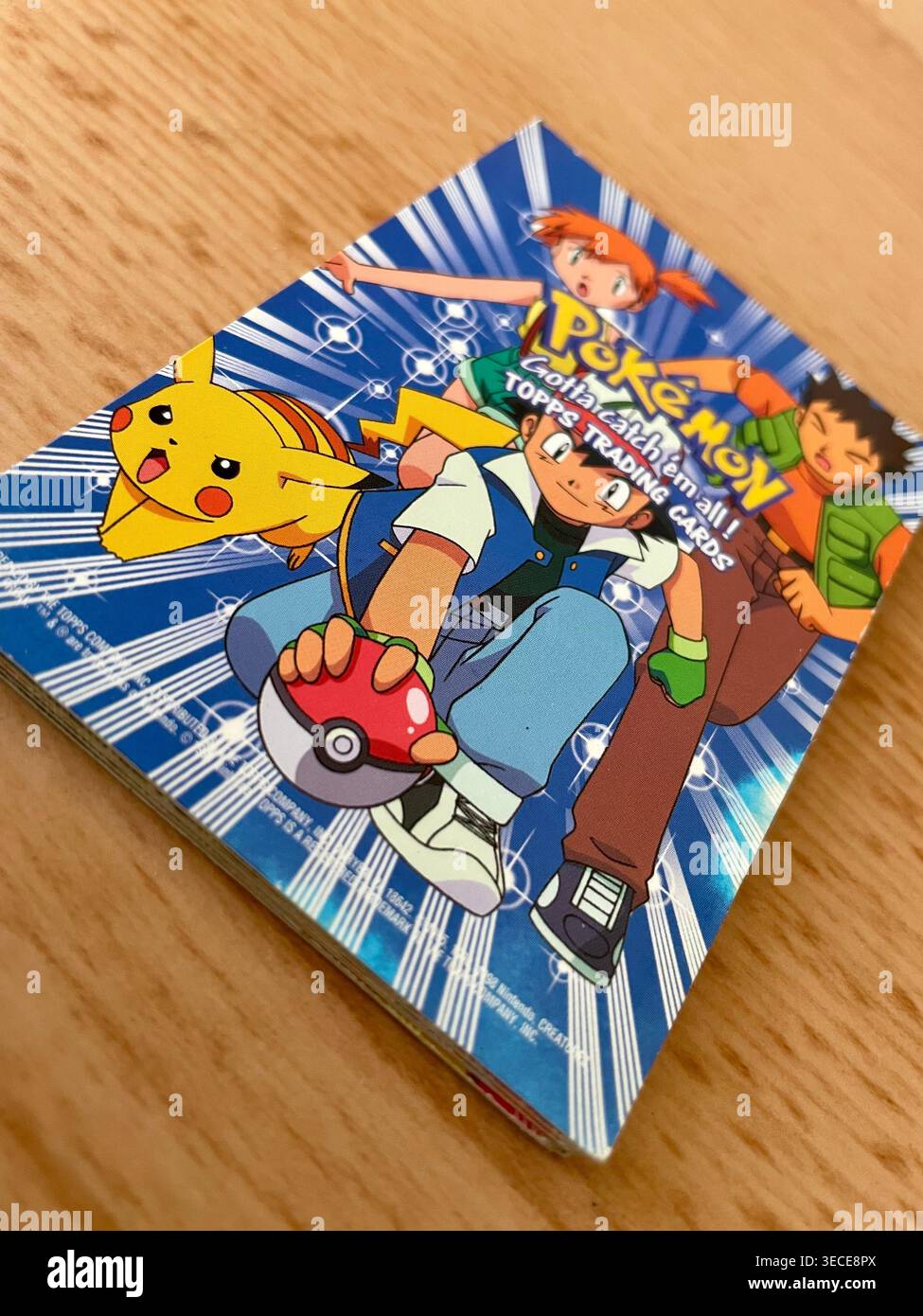 Carte collezionabili Pokémon Topps vintage 1999 della serie "il primo film" - Immagine stock catturata con smartphone