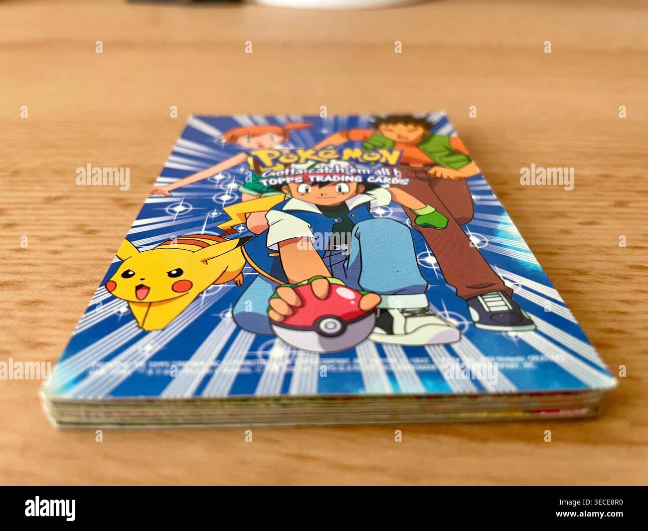 Carte collezionabili Pokémon Topps vintage 1999 della serie "il primo film" - Immagine stock catturata con smartphone