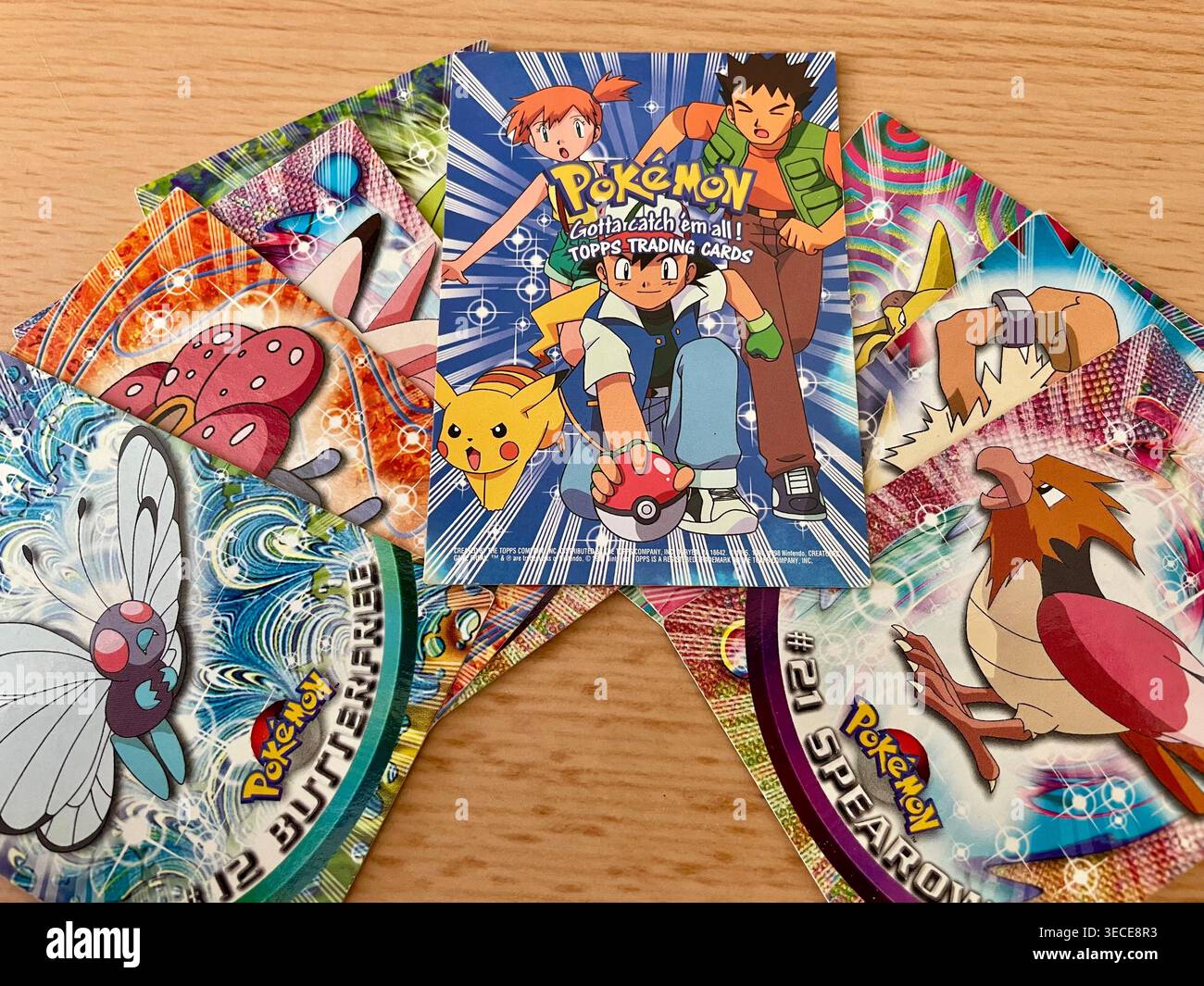 Carte collezionabili Pokémon Topps vintage 1999 della serie "il primo film" - Immagine stock catturata con smartphone