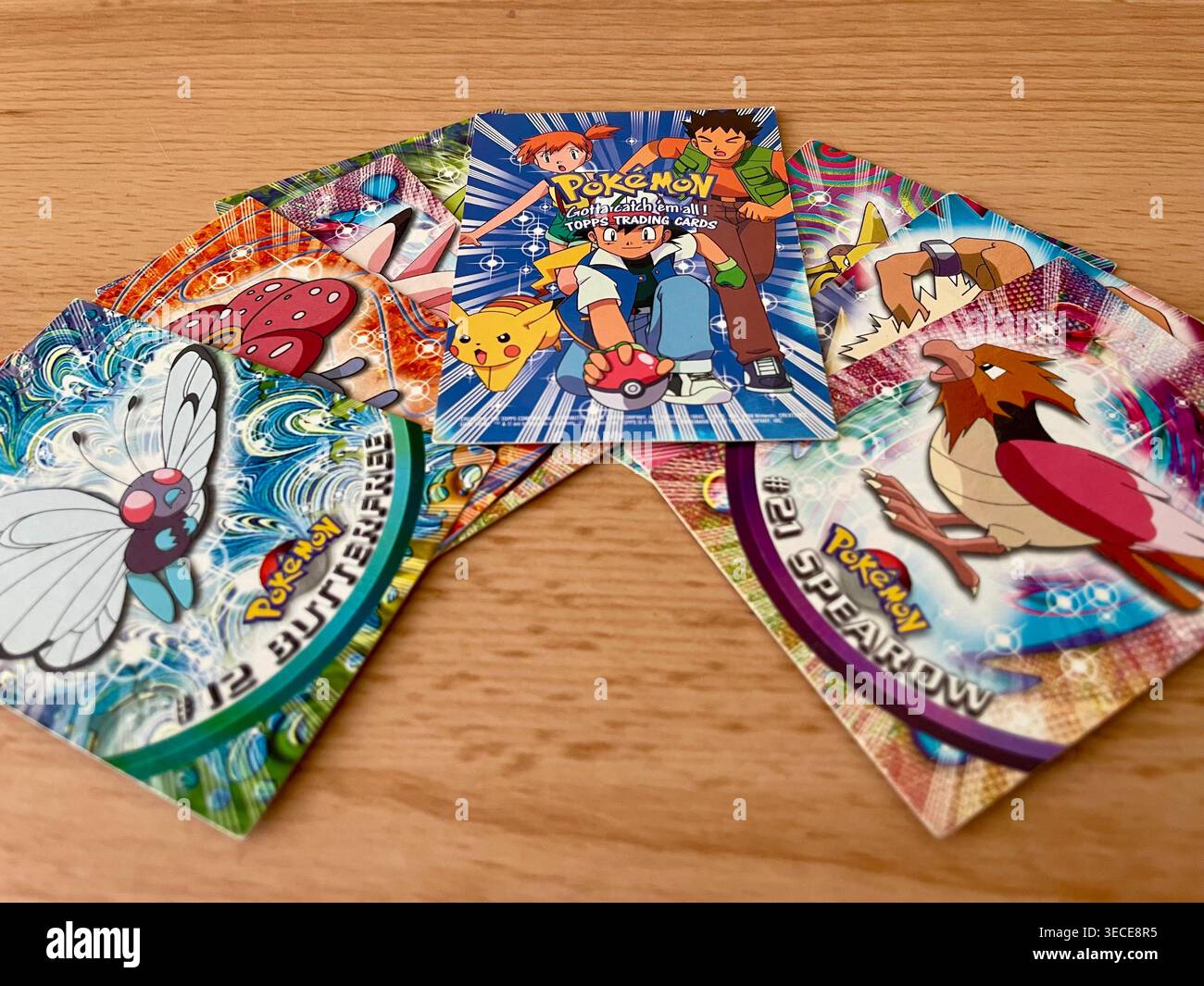 Carte collezionabili Pokémon Topps vintage 1999 della serie "il primo film" - Immagine stock catturata con smartphone