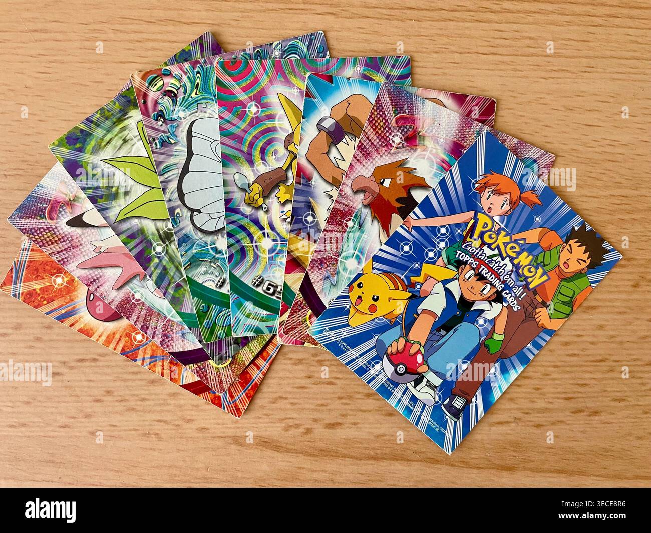 Carte collezionabili Pokémon Topps vintage 1999 della serie "il primo film" - Immagine stock catturata con smartphone