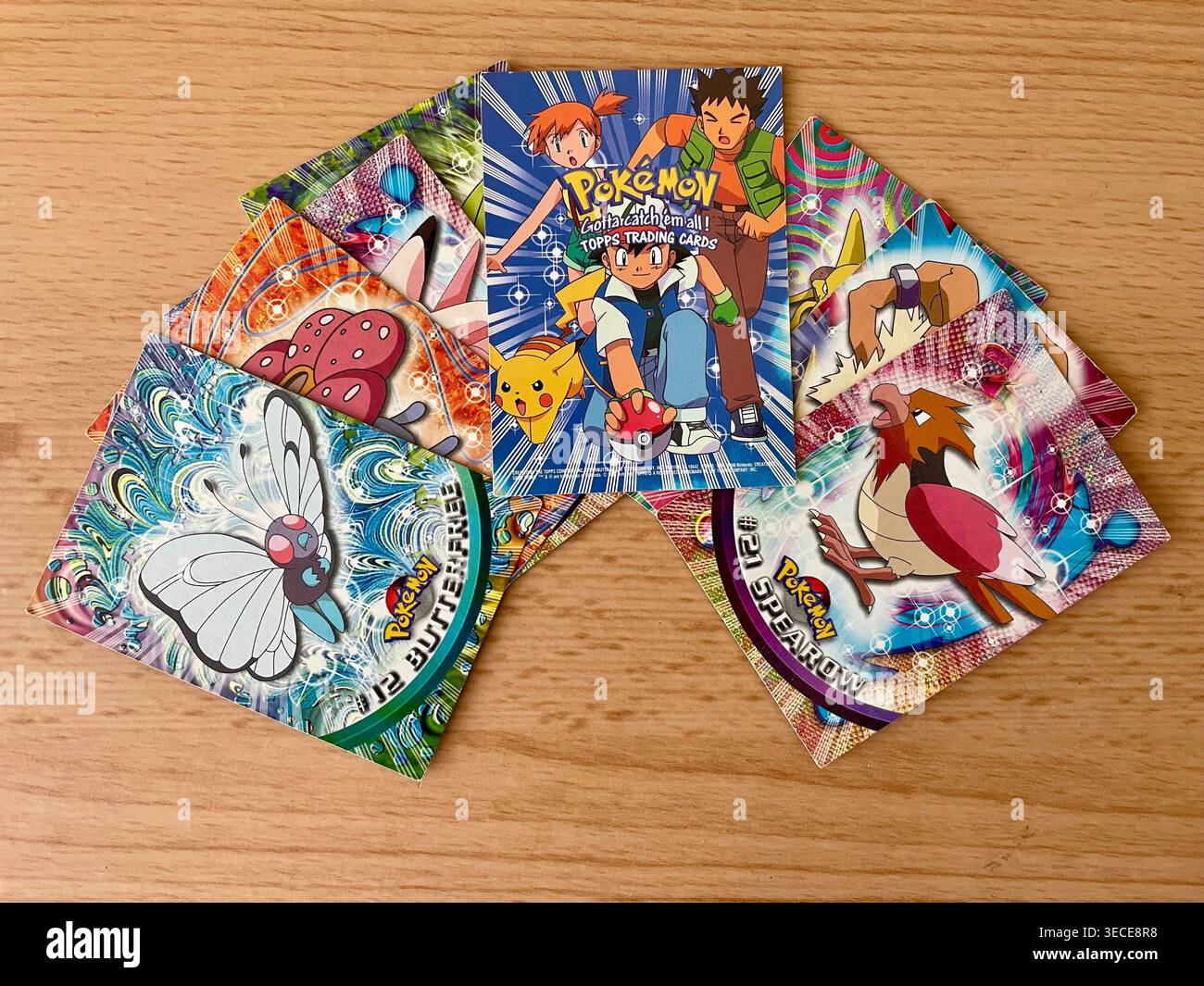 Carte collezionabili Pokémon Topps vintage 1999 della serie "il primo film" - Immagine stock catturata con smartphone