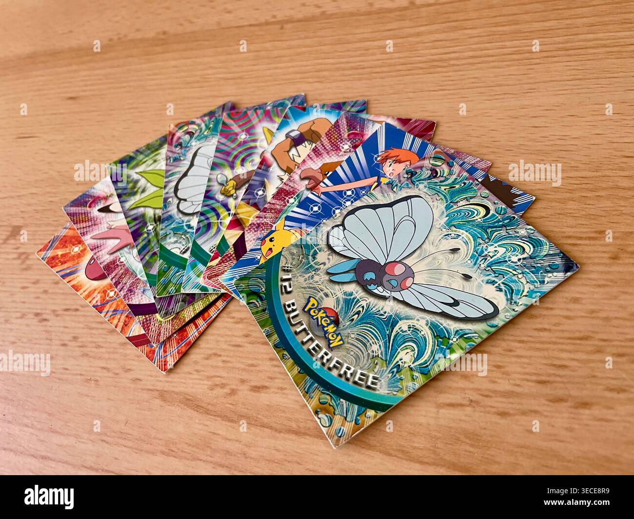 Carte collezionabili Pokémon Topps vintage 1999 della serie "il primo film" - Immagine stock catturata con smartphone