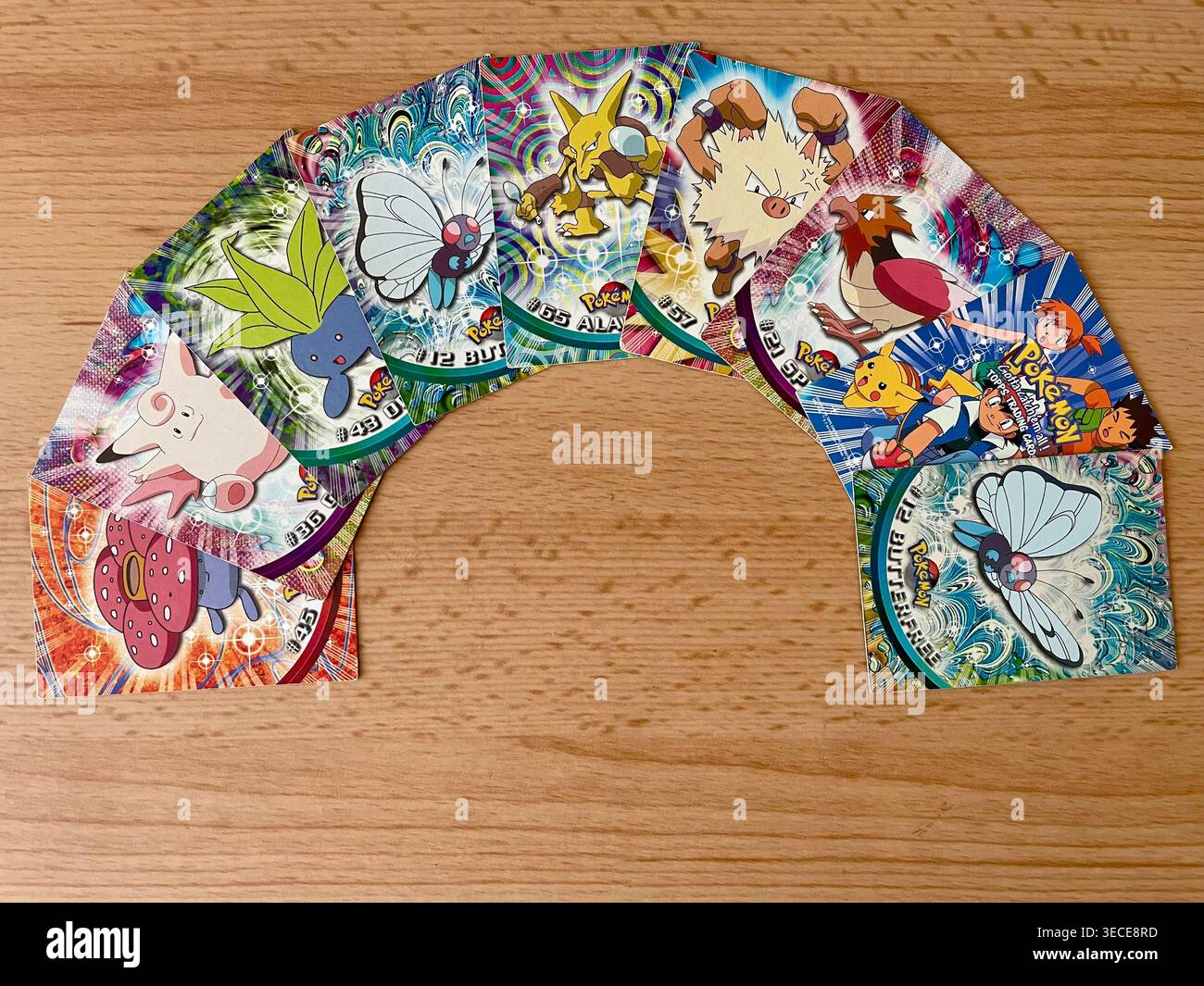 Carte collezionabili Pokémon Topps vintage 1999 della serie "il primo film" - Immagine stock catturata con smartphone
