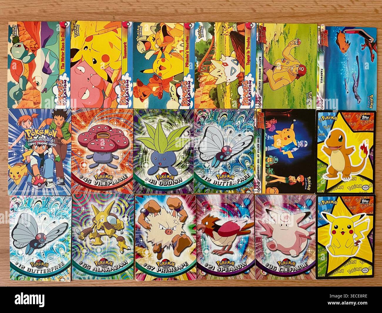 Carte collezionabili Pokémon Topps vintage 1999 della serie "il primo film" - Immagine stock catturata con smartphone