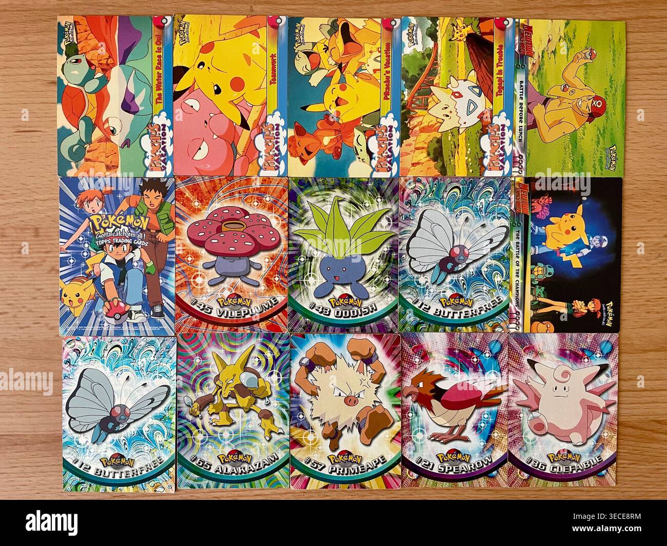 Carte collezionabili Pokémon Topps vintage 1999 della serie "il primo film" - Immagine stock catturata con smartphone