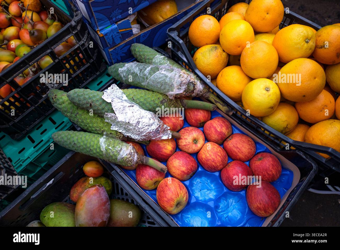 Frutta in vendita al mercato agricolo di Santo da Serra a Madiera, compresa la specialità locale “Bananas-ananás” (o ananas banana). Foto Stock