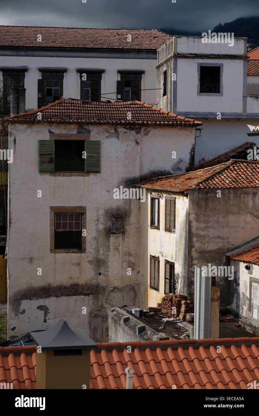 Edifici vecchi e abbandonati a Funchal, Madiera 2024 Foto Stock