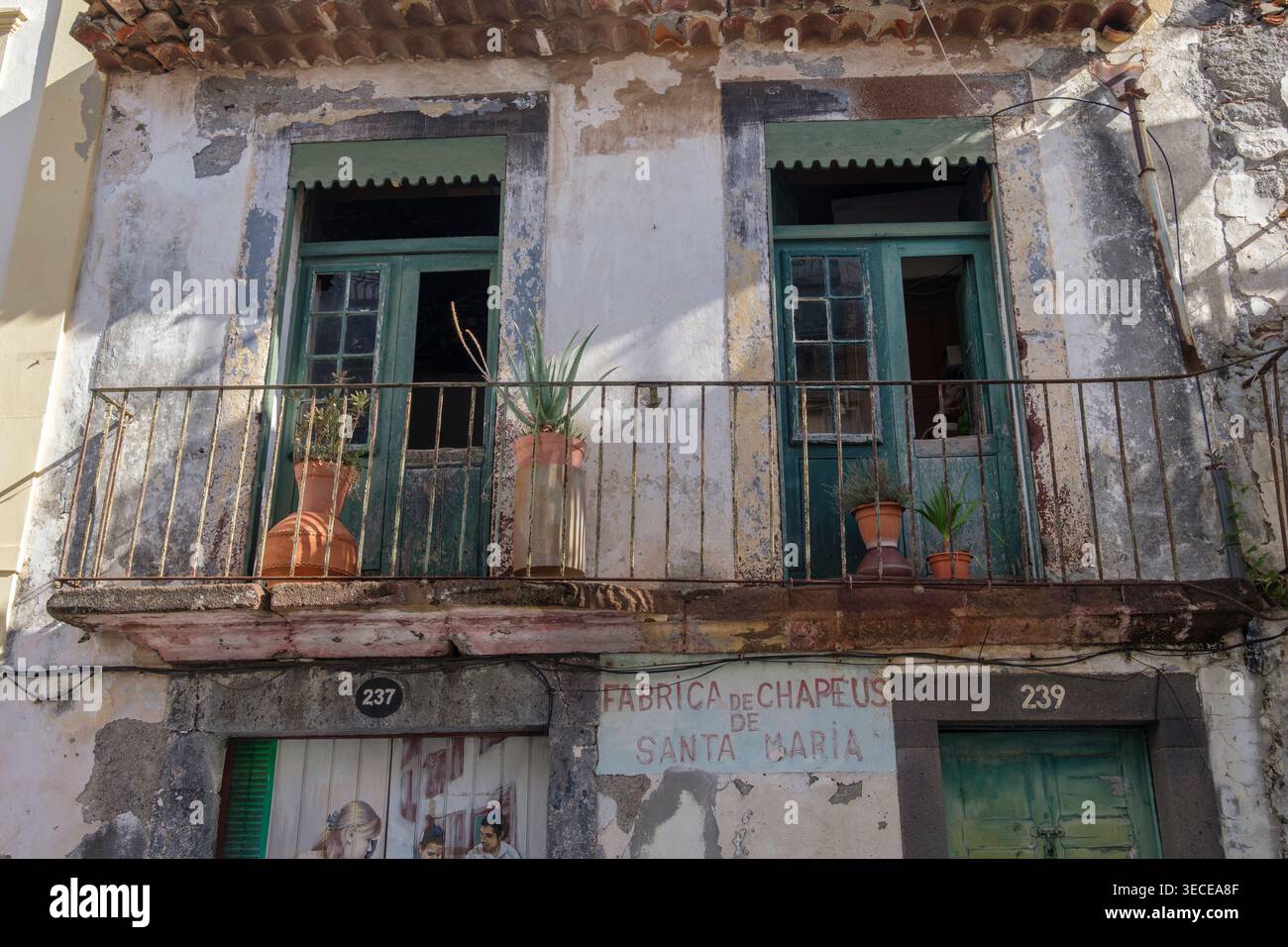 Balcone arrugginito su un edificio trascurato su Rua de Santa Maria a Funchal, Madiera ottobre 2024 Foto Stock