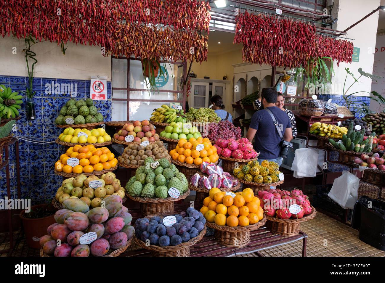 Frutta al mercato agricolo di Funchal, Madiera, Mercado dos Lavradores Foto Stock