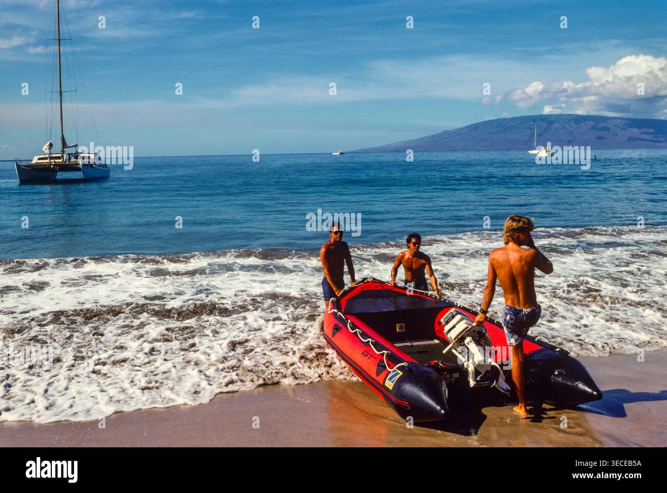 Gli ospiti dell'hotel potranno fare un'escursione di un giorno in catamarano in un hotel esclusivo sull'isola di Maui, Hawaii, Stati Uniti Foto Stock
