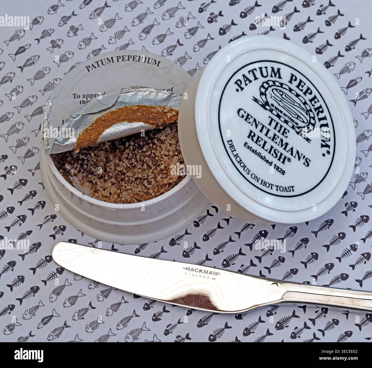 Aperto vaso di Patum Peperium Gentleman's Relish, la tradizionale diffusione dell'acciuga britannica cessata da AB World Foods nel 2026. Foto Stock