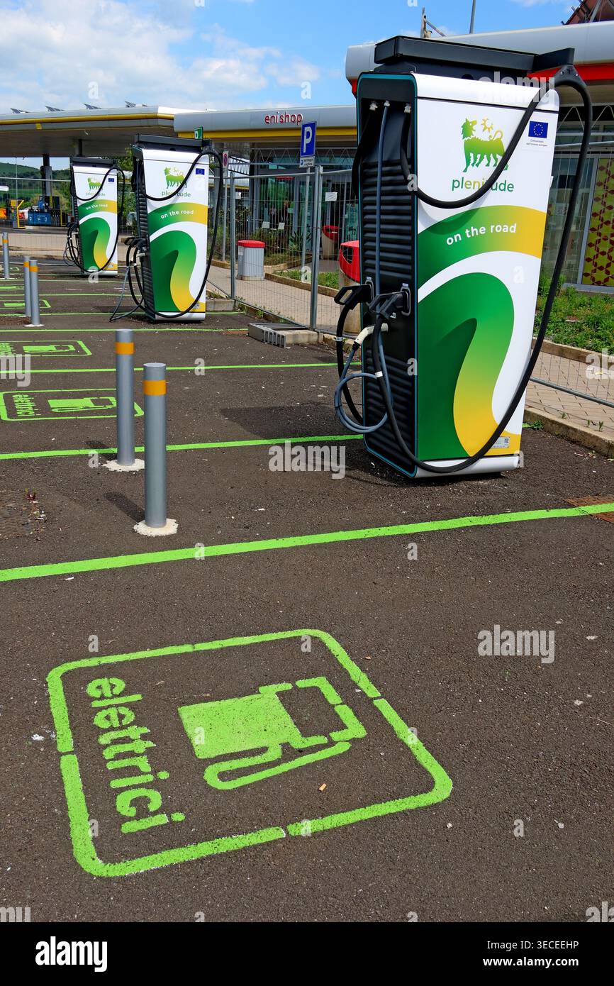 Eni Plenitude on the Road caricabatterie per veicoli elettrici in una stazione di servizio italiana in Sicilia, con baie elettriche verdi per viaggi a basse emissioni. Foto Stock