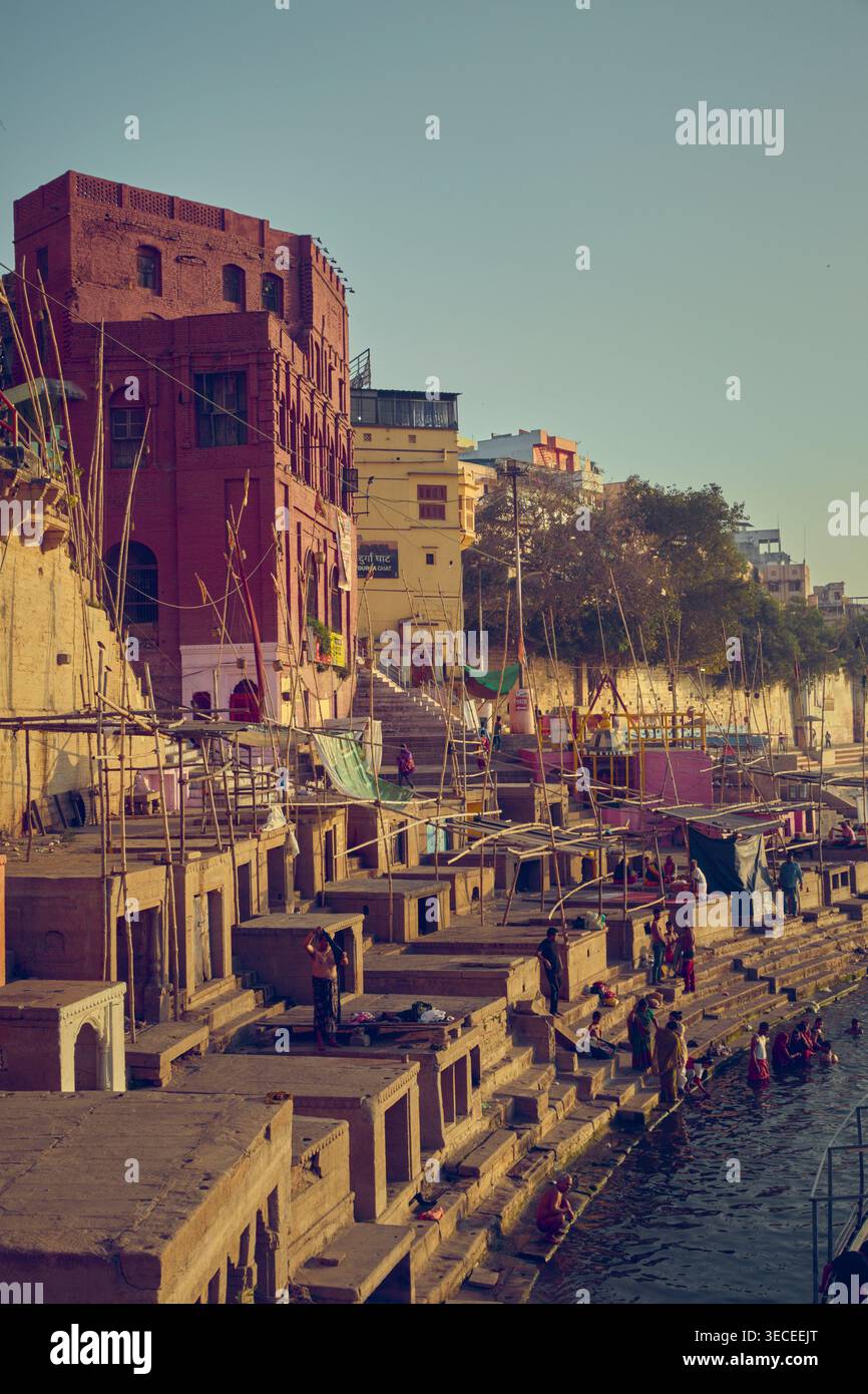 Varanasi, India - 01 marzo 2026: Persone che fanno il bagno nel fiume Gange nella città di Varanasi, India Foto Stock