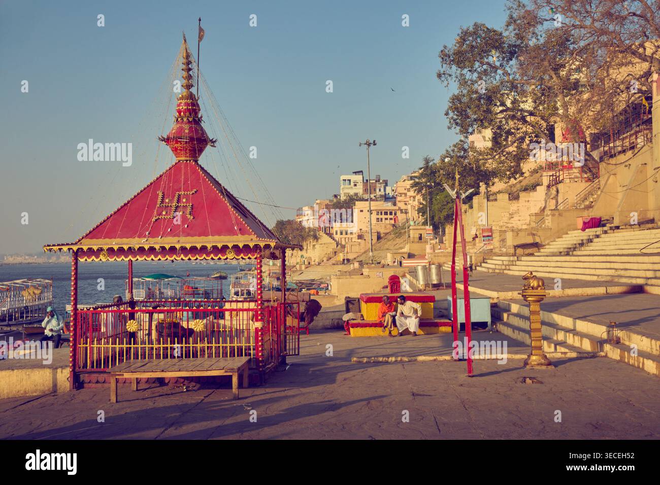 Varanasi, India - 1 marzo 2026: Citiscape of Varanasi presso il fiume Ganges, Uttar Pradesh, India Foto Stock