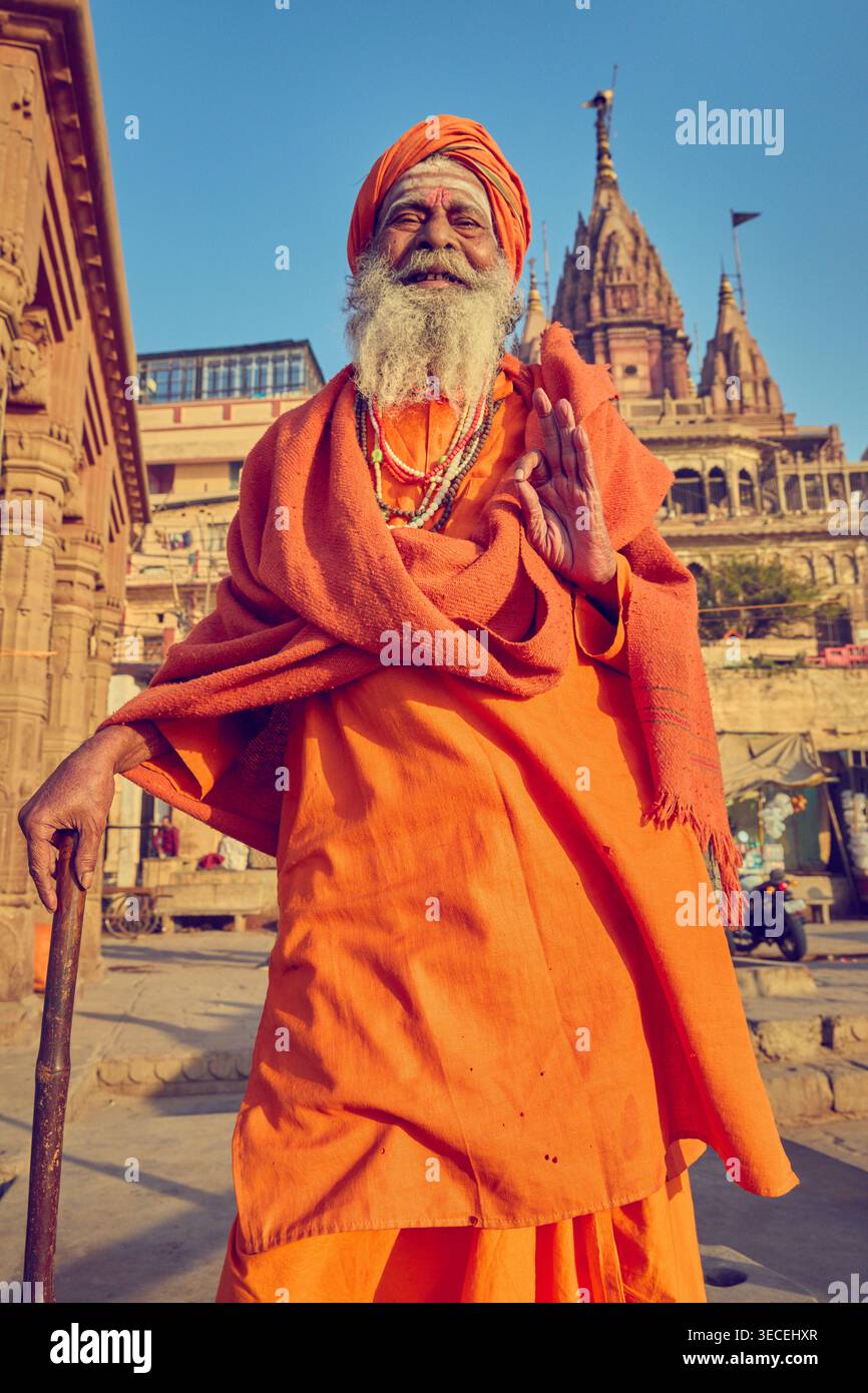 Varanasi, India - 3 marzo 2025: Ritratto di un vecchio Sadhu saggio a Varanasi, India Foto Stock