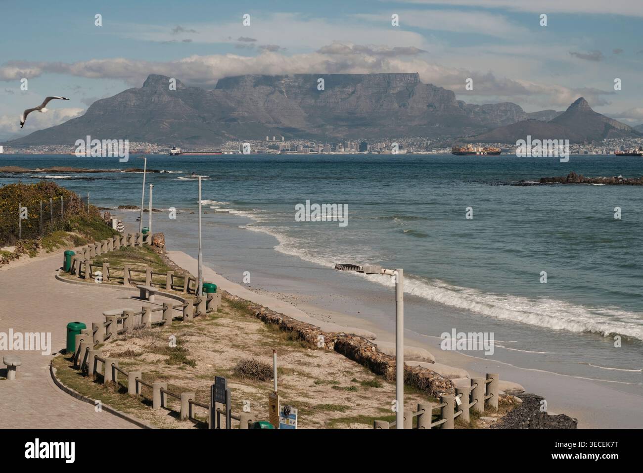 Table Mountain vista dalla Big Bay a Bloubergstrand. Foto Stock