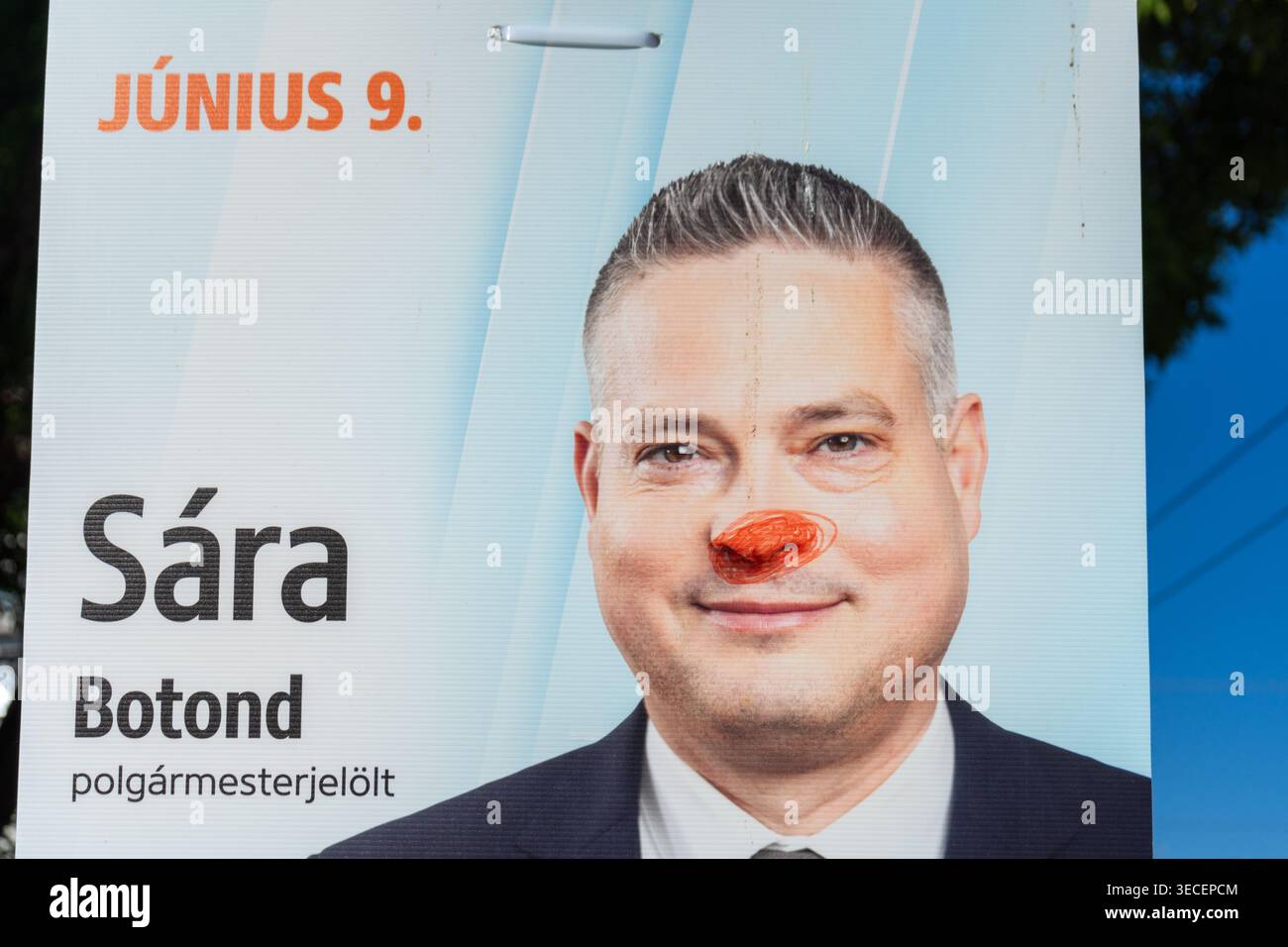 Poster della campagna di Botond Sára, ora capo dell'Ufficio del governo di Budapest, vandalizzato durante le elezioni locali ungheresi del 2024 a Józsefváros. Foto Stock
