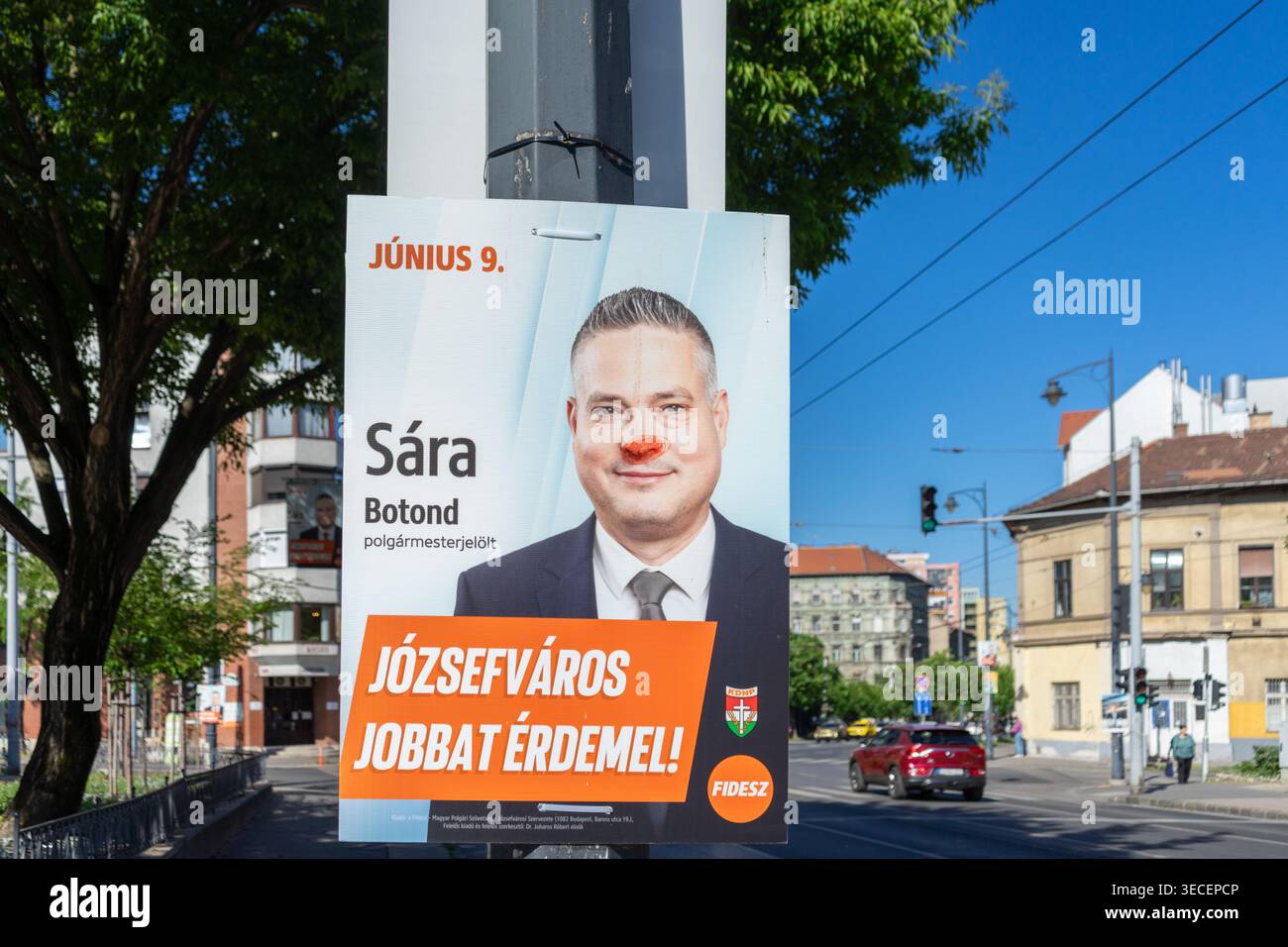 Poster della campagna di Botond Sára, ora capo dell'Ufficio del governo di Budapest, vandalizzato durante le elezioni locali ungheresi del 2024 a Józsefváros. Foto Stock