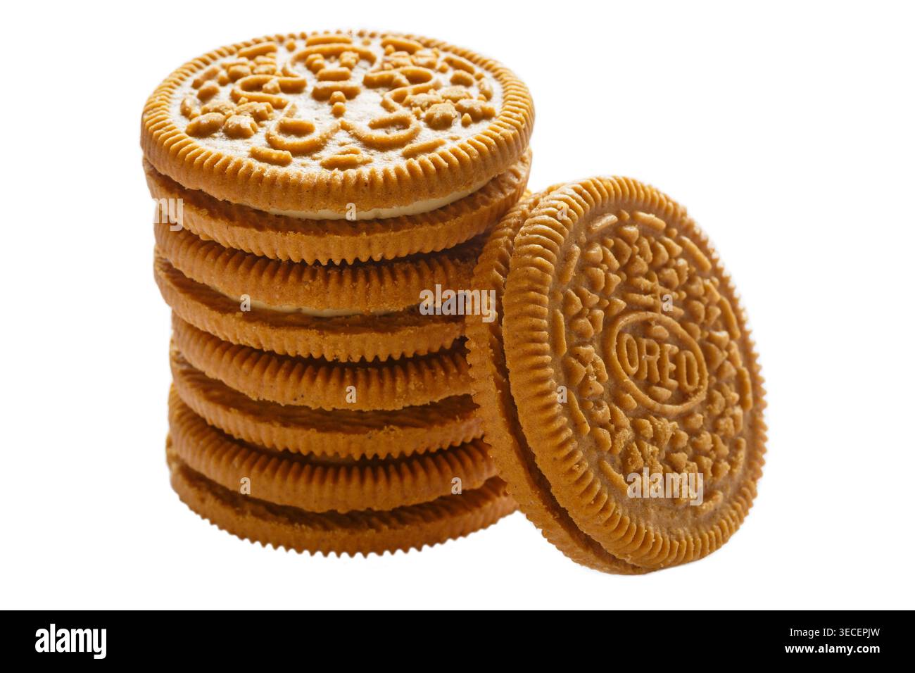 Pila di biscotti Oreo al gusto di pan di zenzero in edizione limitata e creme al gusto di vaniglia isolati su sfondo bianco - Oreos Foto Stock
