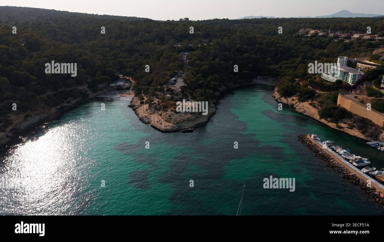 Cala Mago, costa di maiorca con acqua turchese, spiaggia sabbiosa e porticciolo Foto Stock