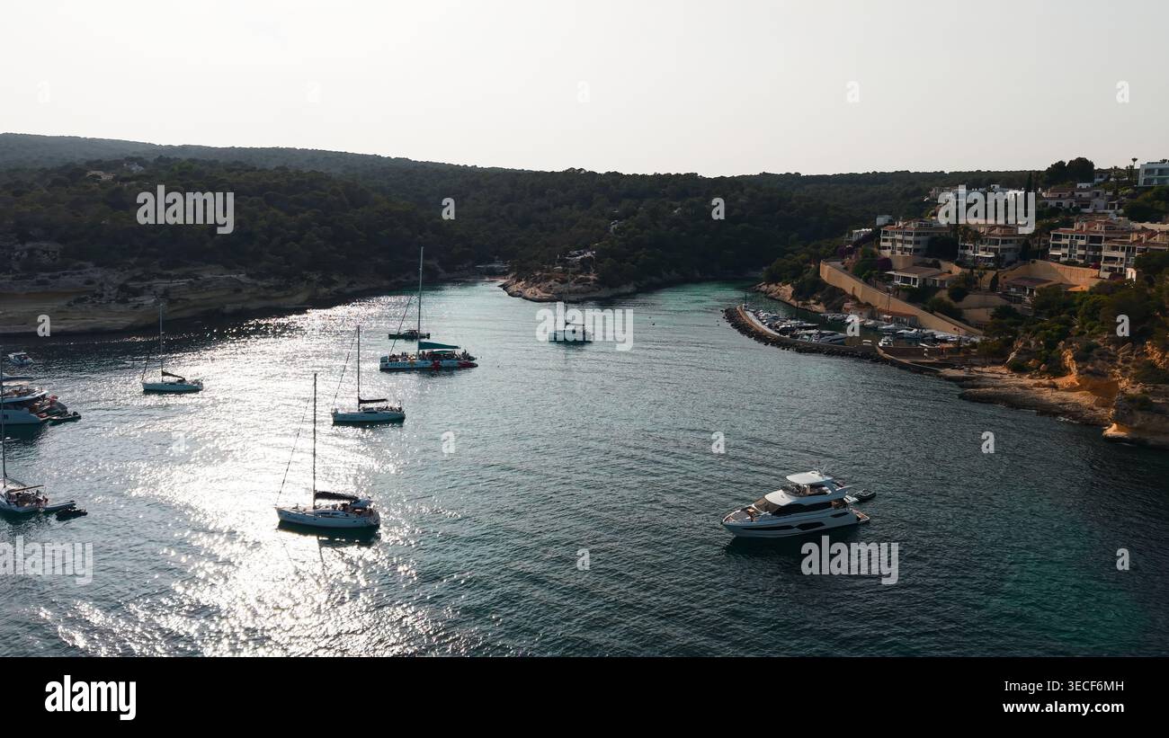 Baia di Cala Mago che ormeggia barche godendosi una vacanza al mare sull'isola di maiorca Foto Stock