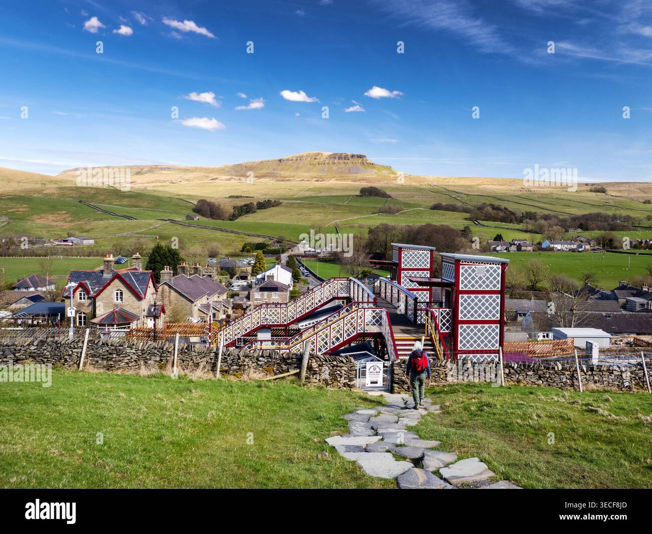 Penyghent dalla stazione ferroviaria di Horton a Ribblesdale, Yorkshire Dales, Regno Unito. Foto Stock