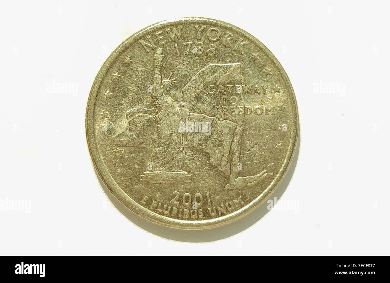 Una moneta da un quarto di dollaro su sfondo bianco isolato. Centesimi USA 2001 quartiere dello stato di New York - porta alla libertà. Soldi americani. Statua della libertà e profilo dello stato. Foto Stock