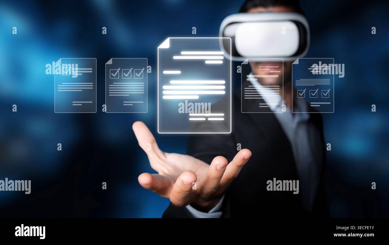 L'uomo d'affari indossa un visore per la realtà virtuale, impegnato in un'esperienza interattiva con documenti digitali fluttuanti, che incarna il futuro della tecnologia Foto Stock