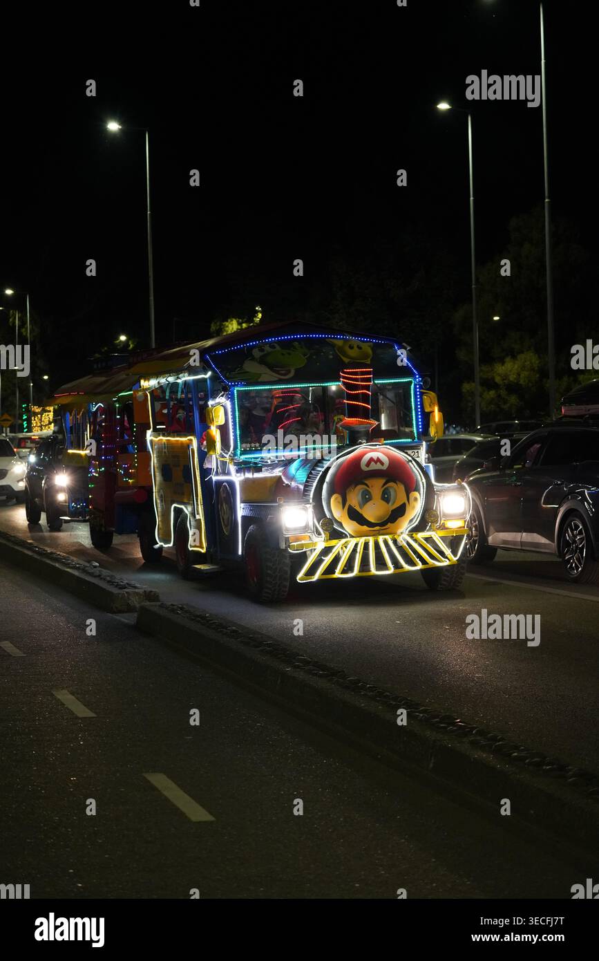 Una carroza con la temática de Super Mario Bros. Desfilando por la ciudad de Villarrica de noche. Foto Stock