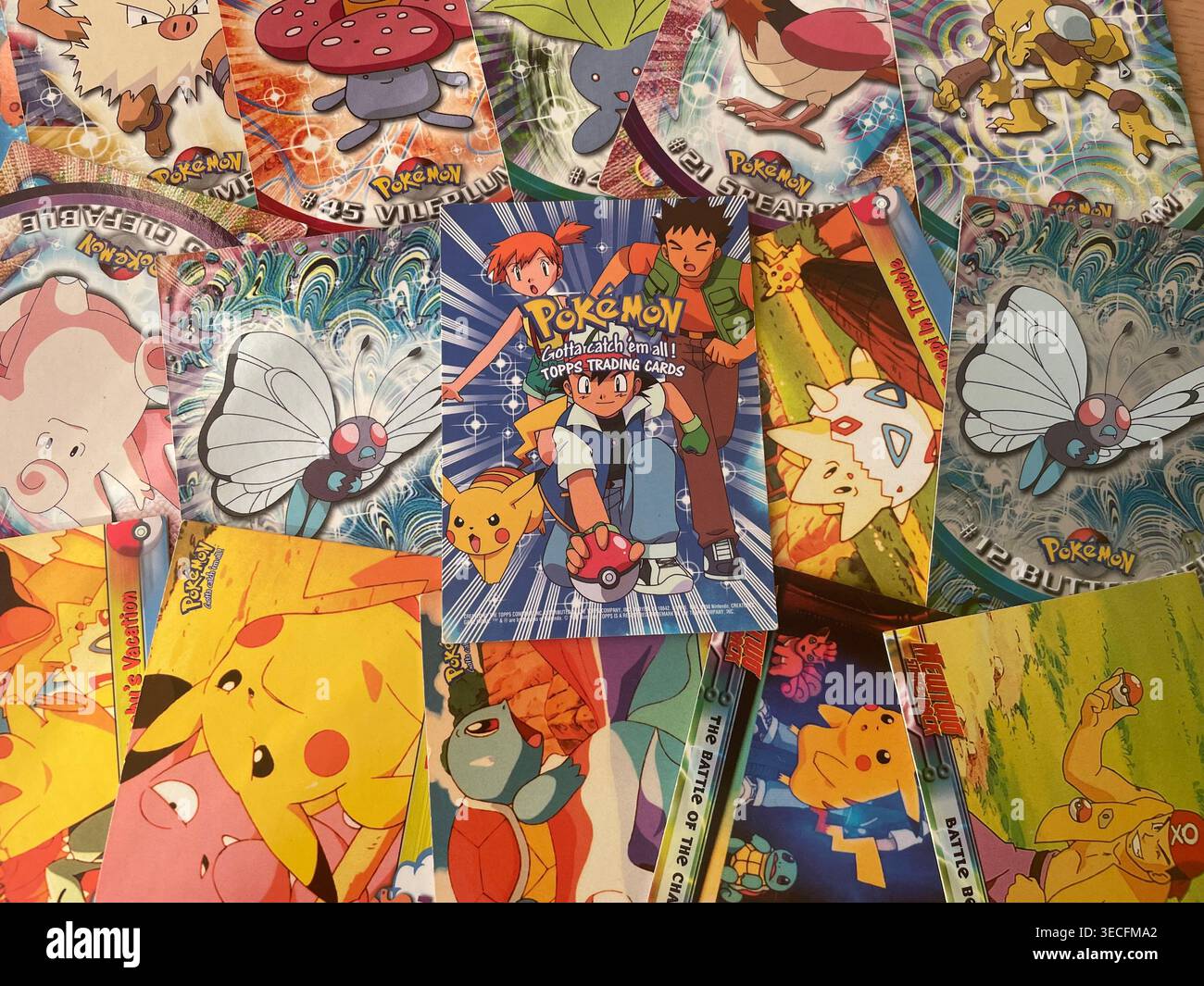 Carte collezionabili Pokémon Topps vintage 1999 della serie "il primo film" - Immagine stock catturata con smartphone