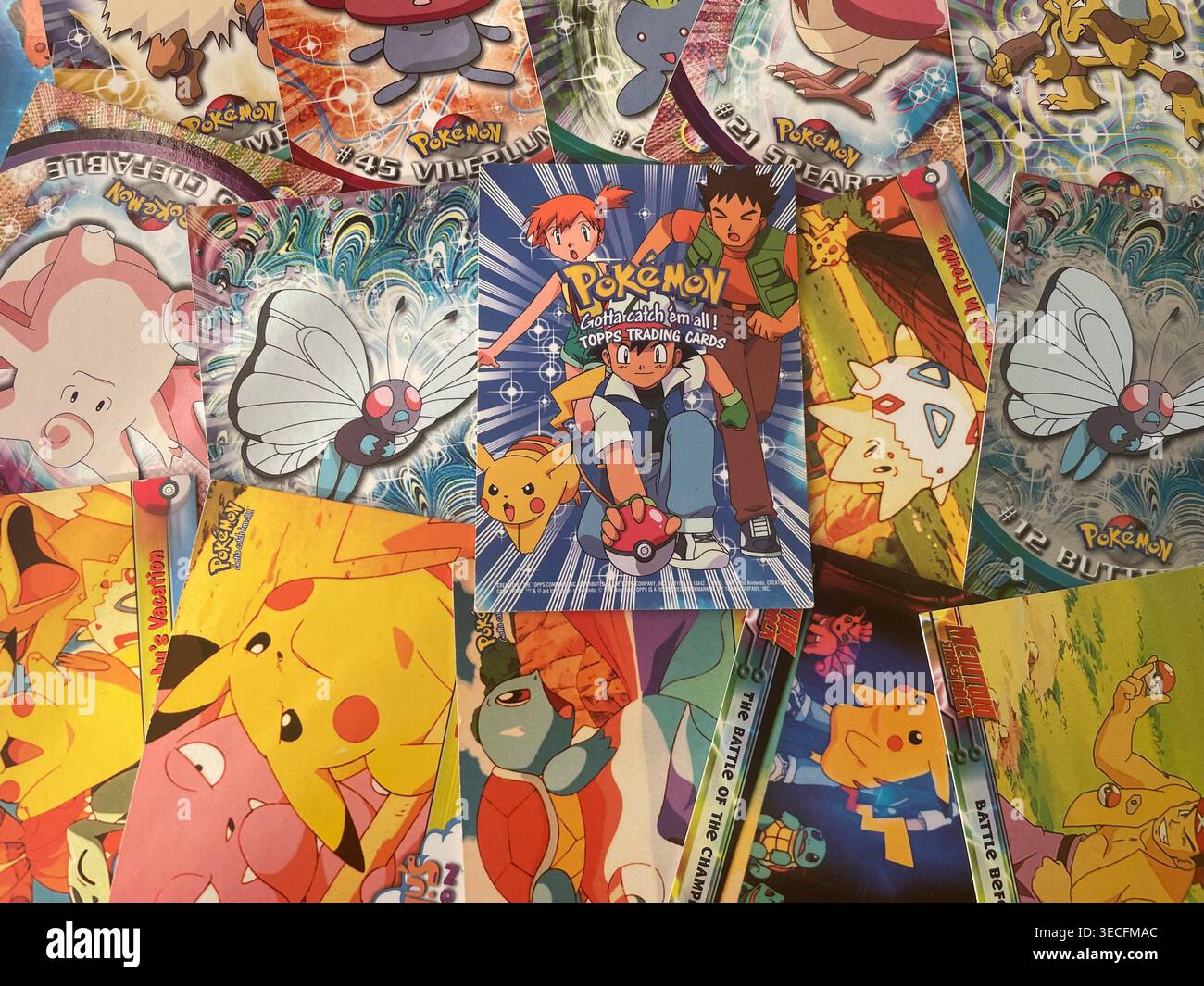 Carte collezionabili Pokémon Topps vintage 1999 della serie "il primo film" - Immagine stock catturata con smartphone