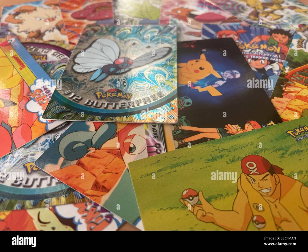 Carte collezionabili Pokémon Topps vintage 1999 della serie "il primo film" - Immagine stock catturata con smartphone
