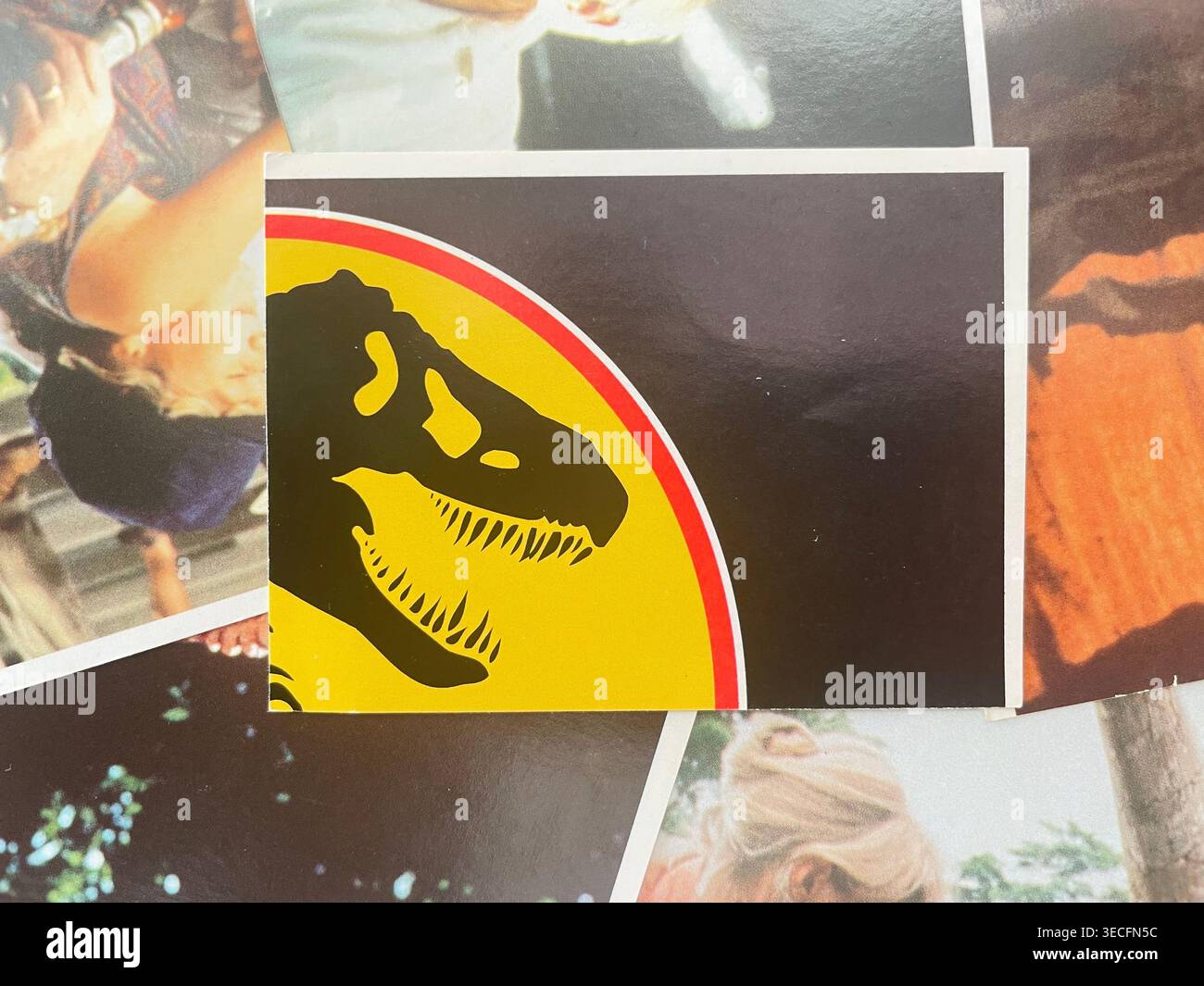 Tessera ufficiale con il logo del Jurassic Park con l'iconico Tyrannosaurus Rex Foto Stock