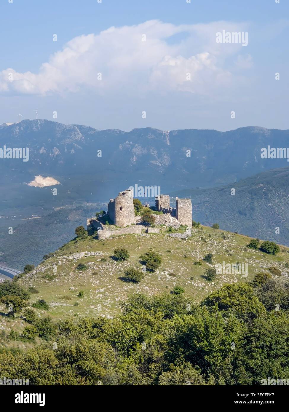Antico castello bizantino di capra sulla cima di una collina a Selcuk, Smirne. Vista commerciale panoramica delle rovine storiche e del paesaggio della Turchia. Foto Stock