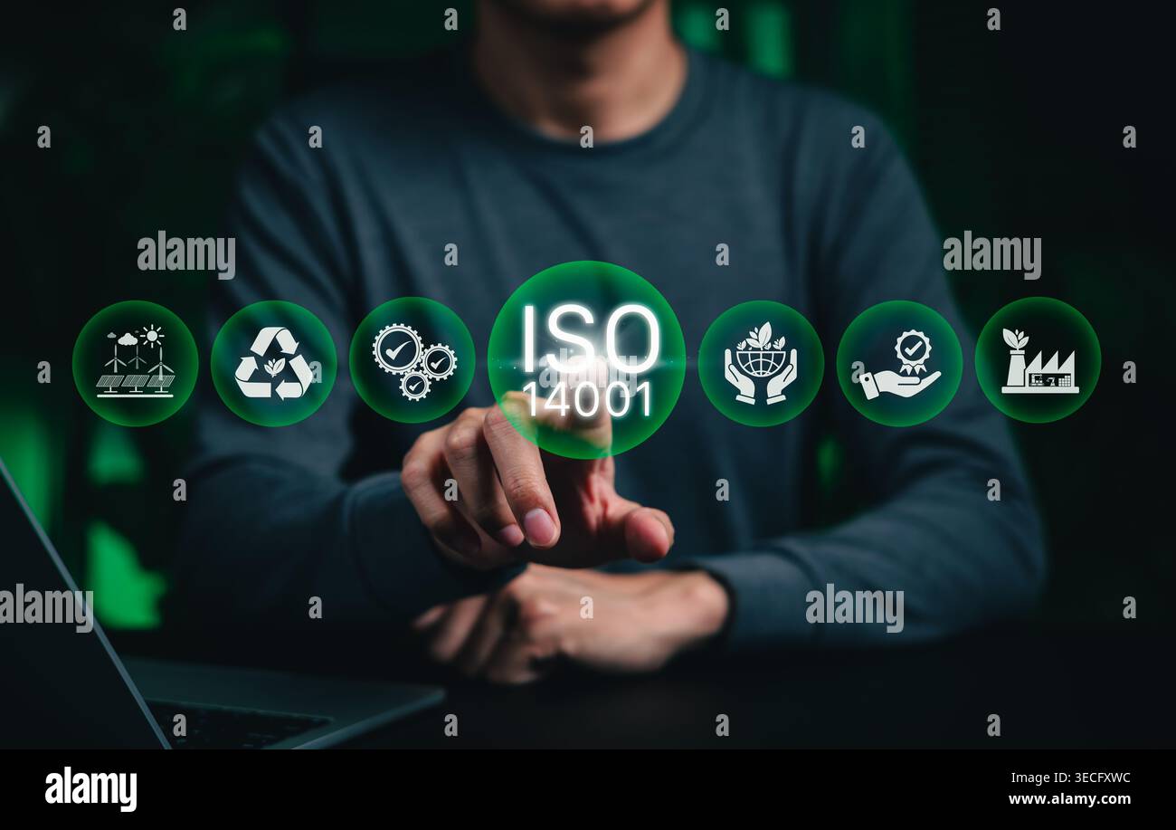 Conformità ambientale ISO 14001 e concetto di gestione della sostenibilità. Persona che tocca le icone per il riciclaggio, la certificazione, le operazioni eco-compatibili, Foto Stock