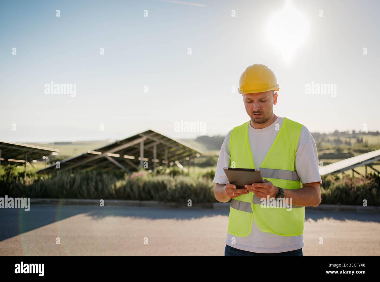 Ingegnere che controlla le apparecchiature solari. Questo è un futuro Foto Stock