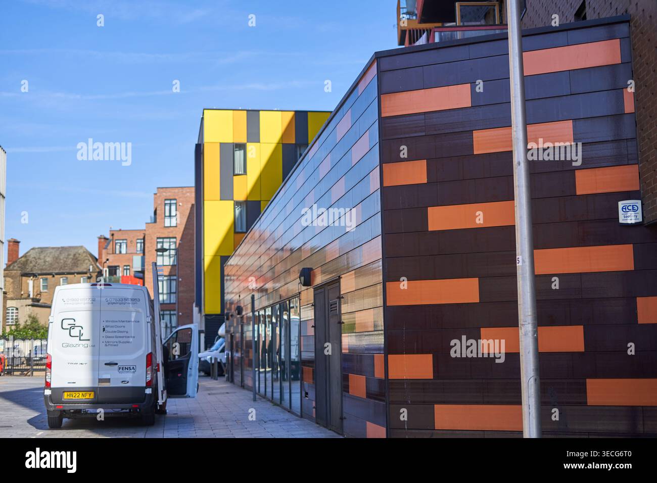 Una scena di strada a Londra con architettura urbana moderna e facciate di edifici colorate. In primo piano, un edificio contemporaneo mostra un Foto Stock